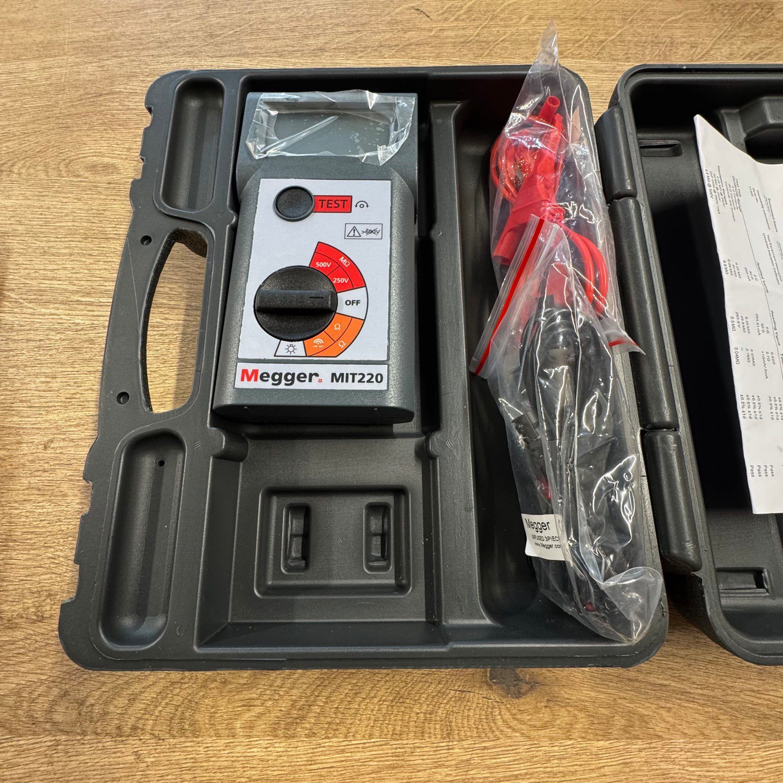 Megger MIT220 250V 500V Insulation Continuity Tester Leads Case - Image 12