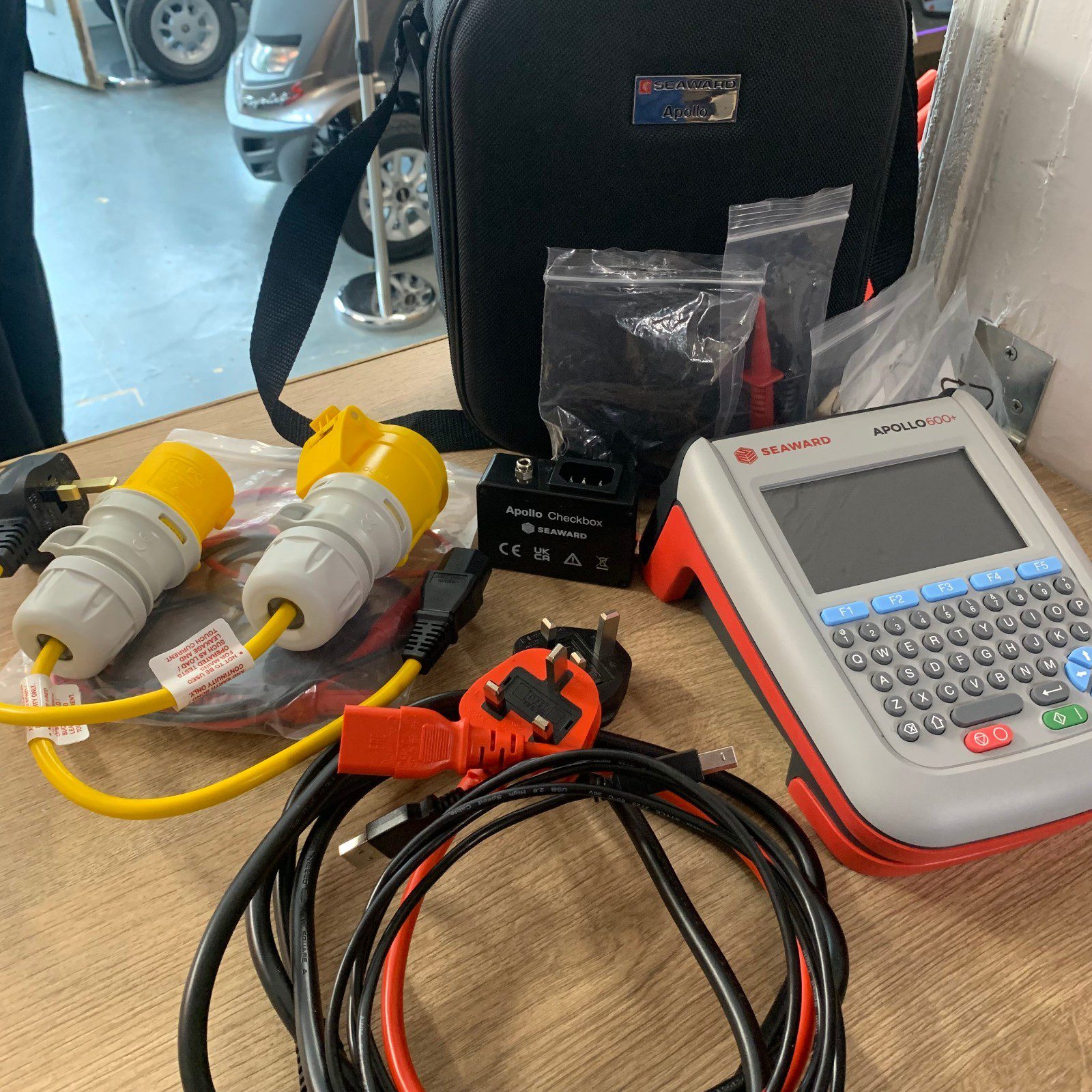 Seaward Apollo 600+ 230V PAT Tester Kit Checkbox Leads Case Calibrated 2026 - Image 1