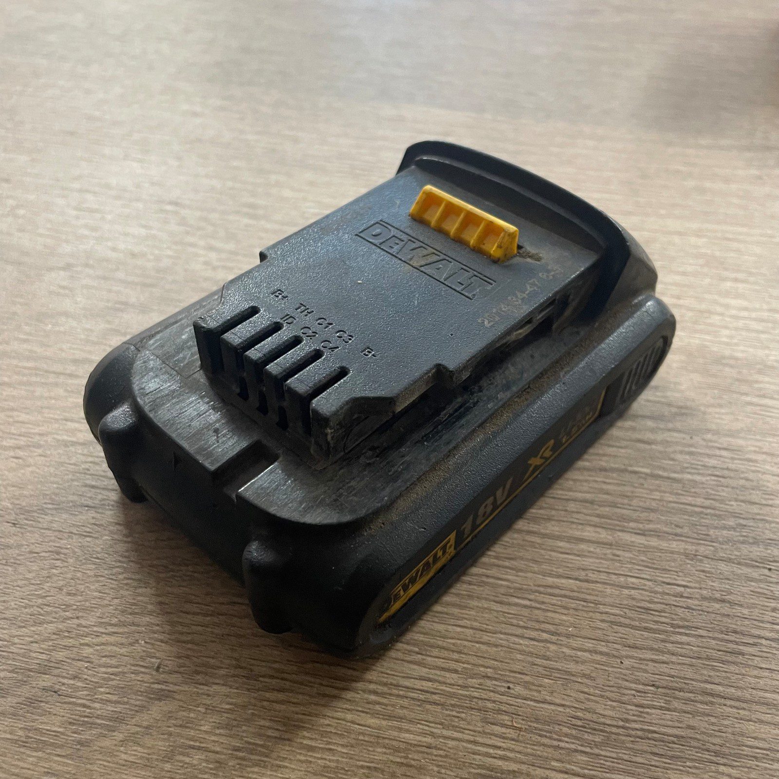 DeWalt DCB181 18V XR 1.5Ah 27Wh Li-Ion Battery Pack Used - Image 9