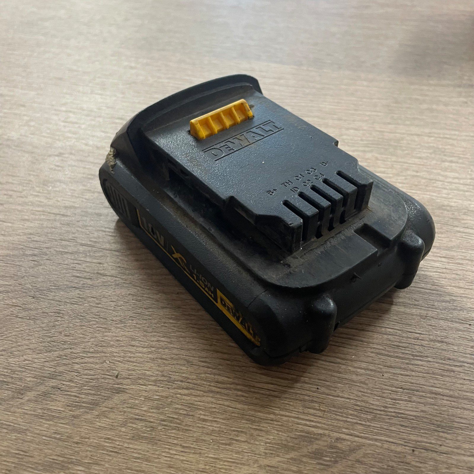 DeWalt DCB181 18V XR 1.5Ah 27Wh Li-Ion Battery Pack Used - Image 10