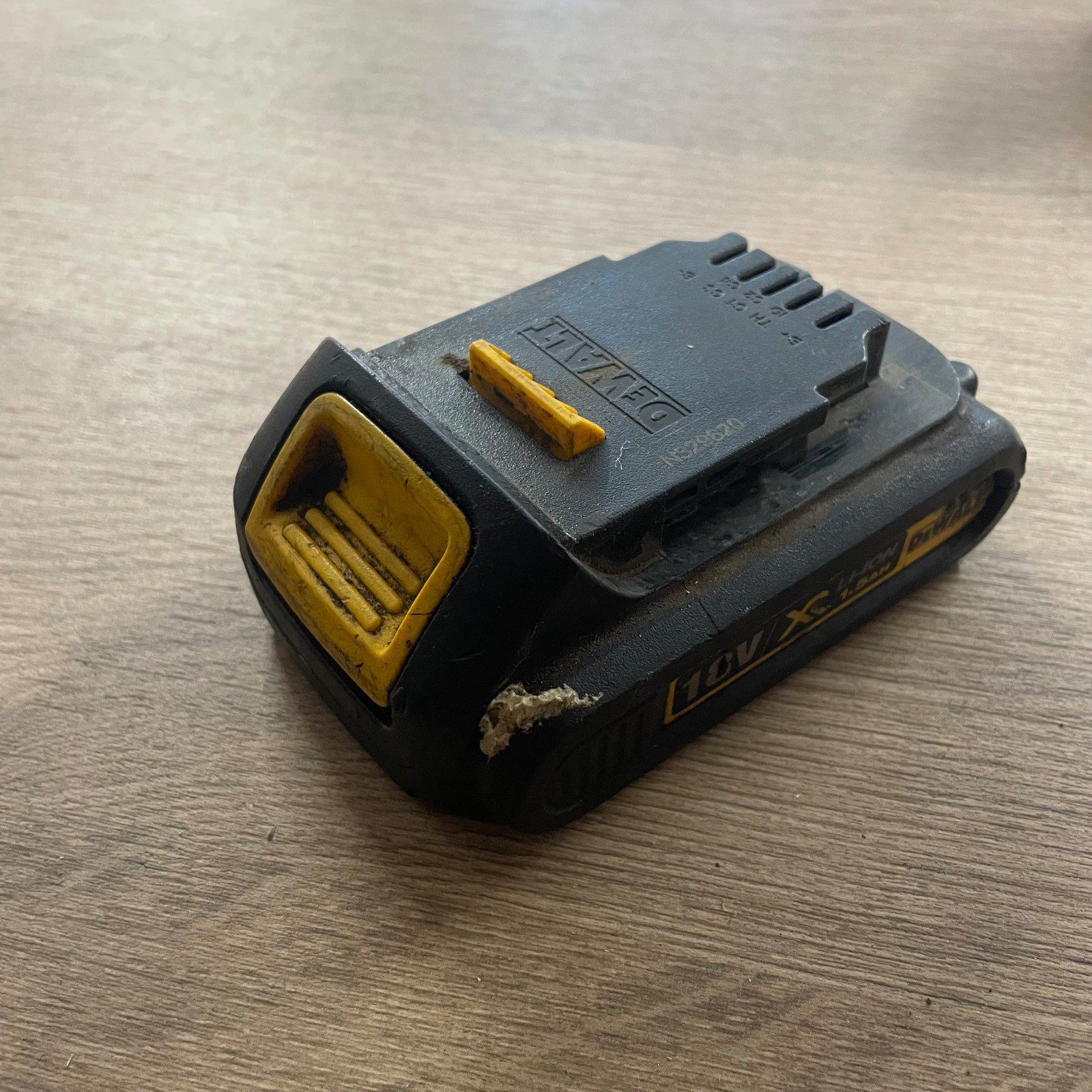 DeWalt DCB181 18V XR 1.5Ah 27Wh Li-Ion Battery Pack Used - Image 11