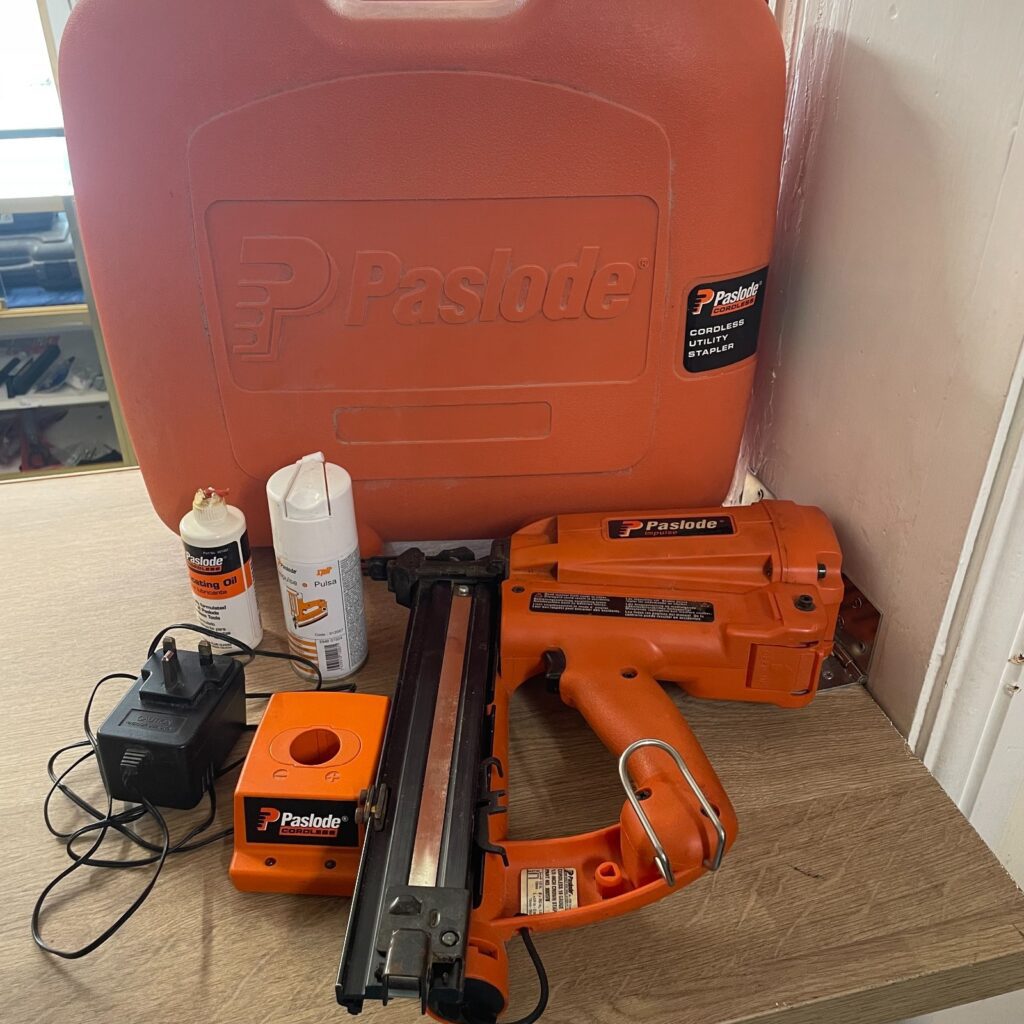 Paslode IM200/50 S16 Utility Staple Gun, Stapler,1 X Battery,Great Con ,NMh Batt