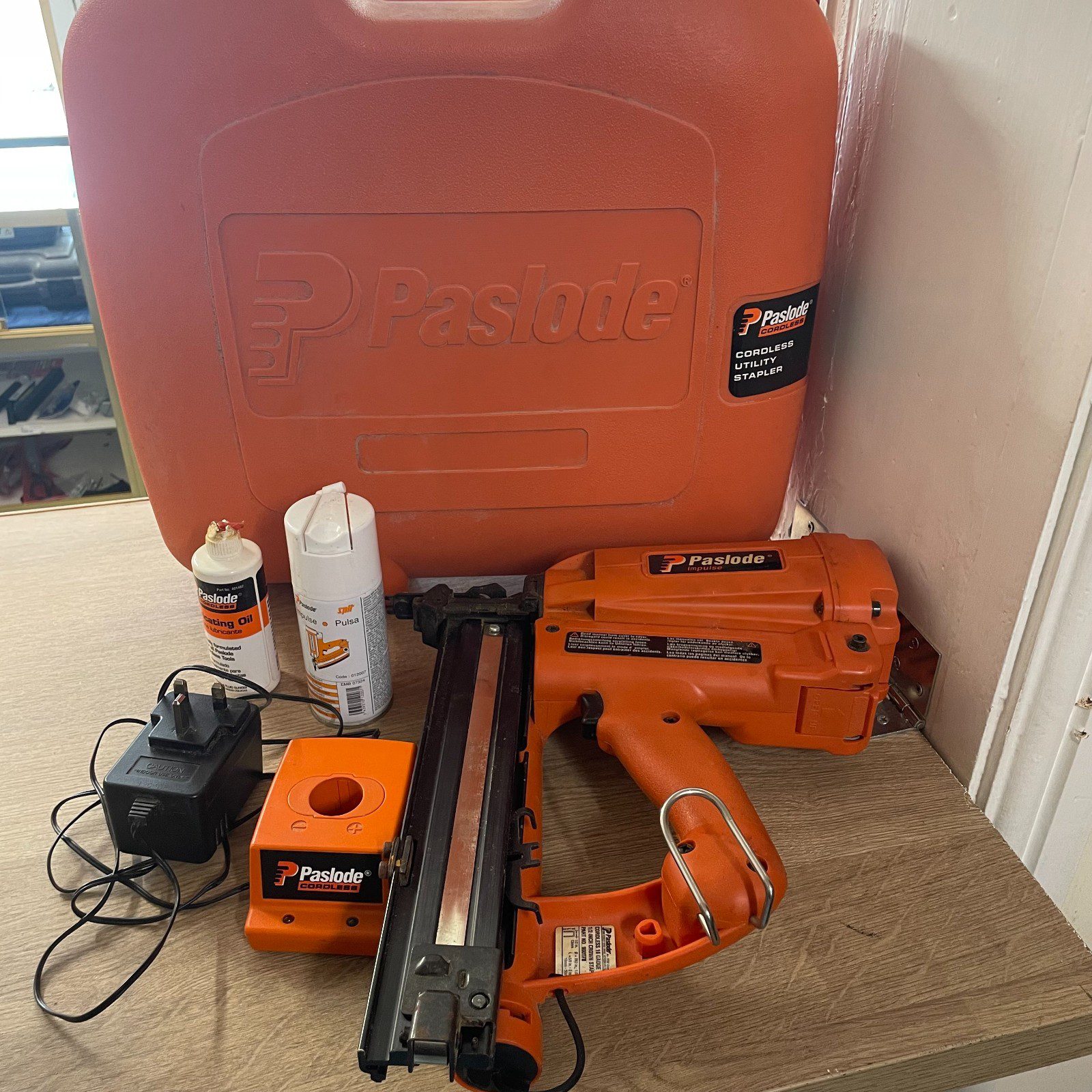 Paslode IM200/50 S16 Utility Staple Gun, Stapler,1 X Battery,Great Con ,NMh Batt - Image 1