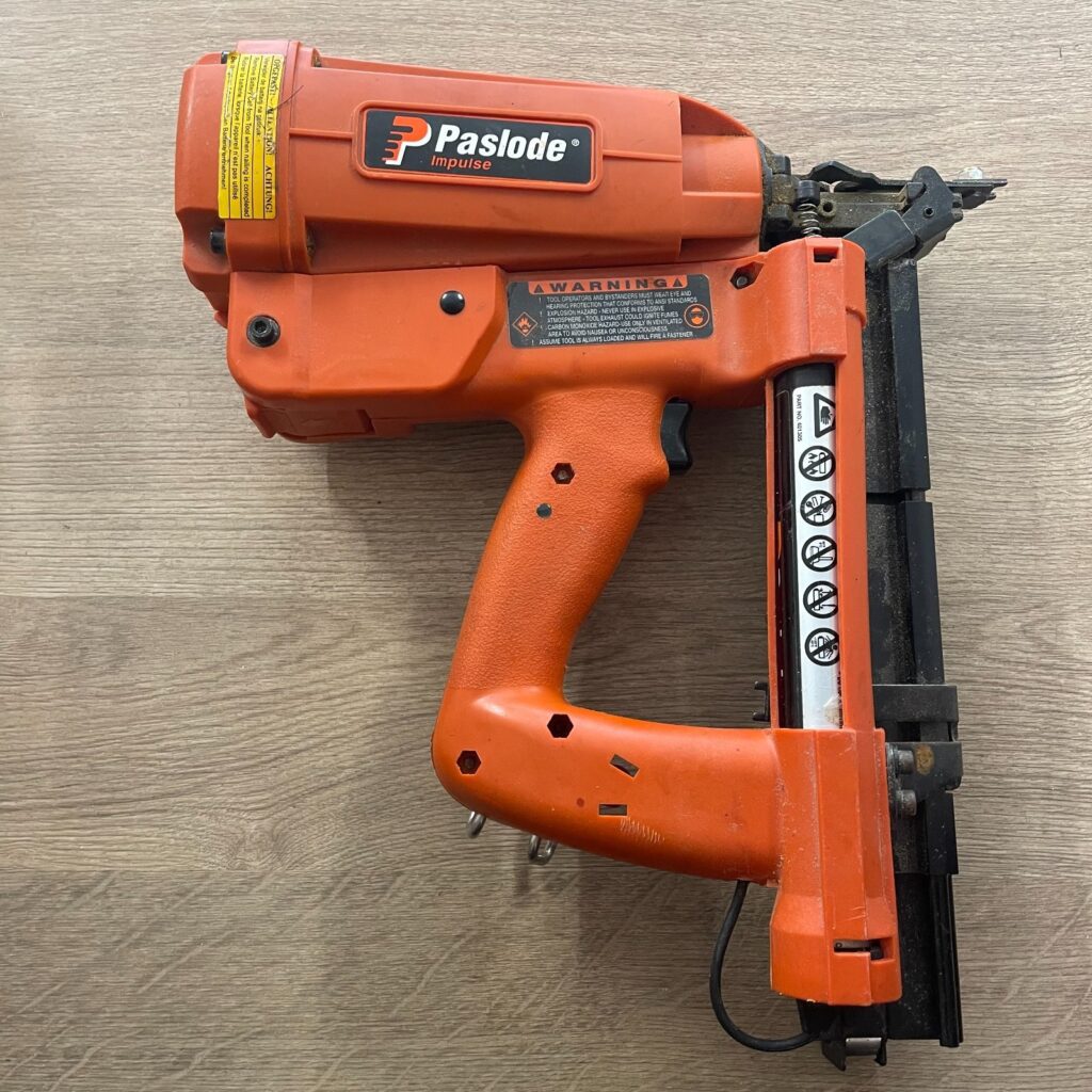 Paslode IM200/50 S16 Utility Staple Gun, Stapler,1 X Battery,Great Con ,NMh Batt