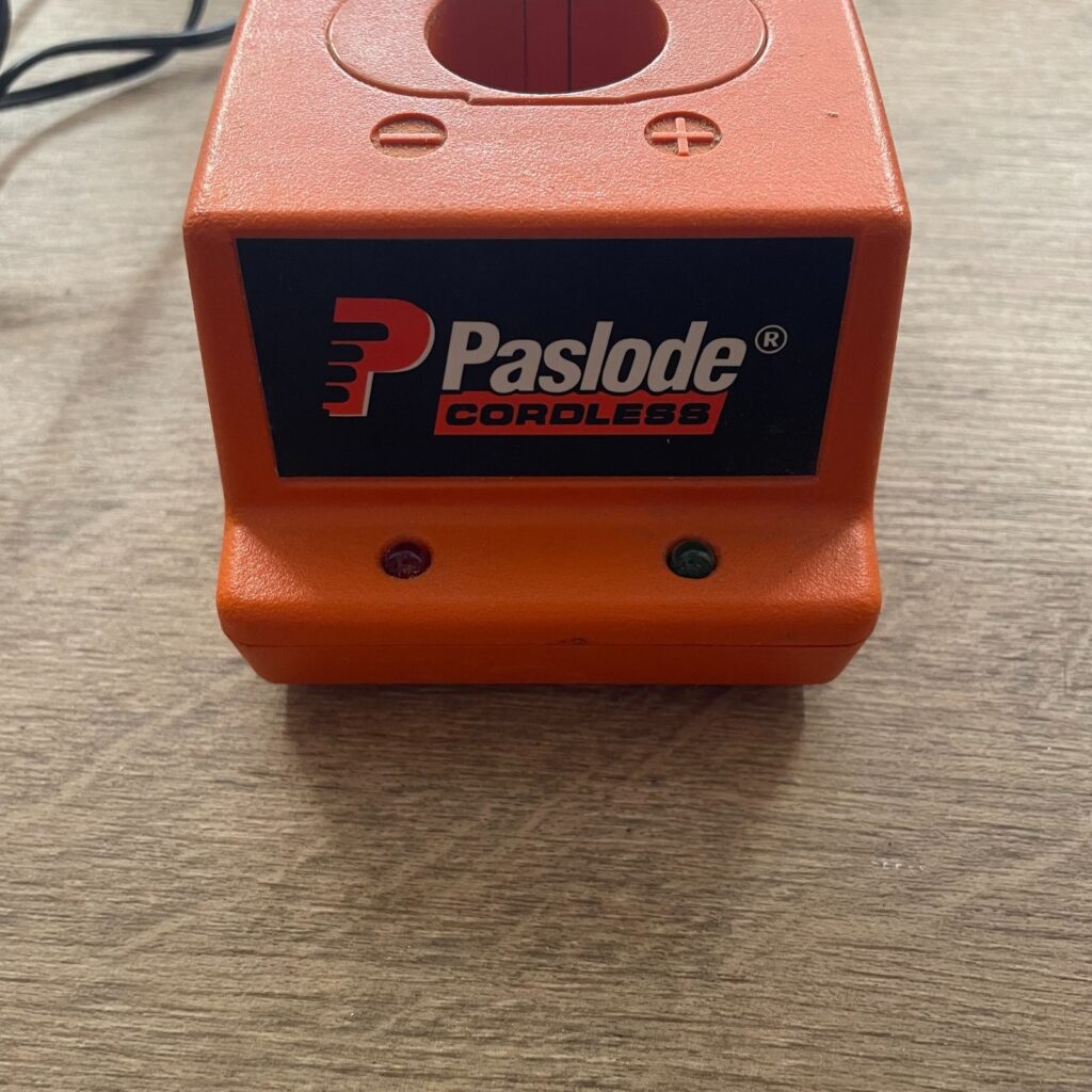 Paslode IM200/50 S16 Utility Staple Gun, Stapler,1 X Battery,Great Con ,NMh Batt