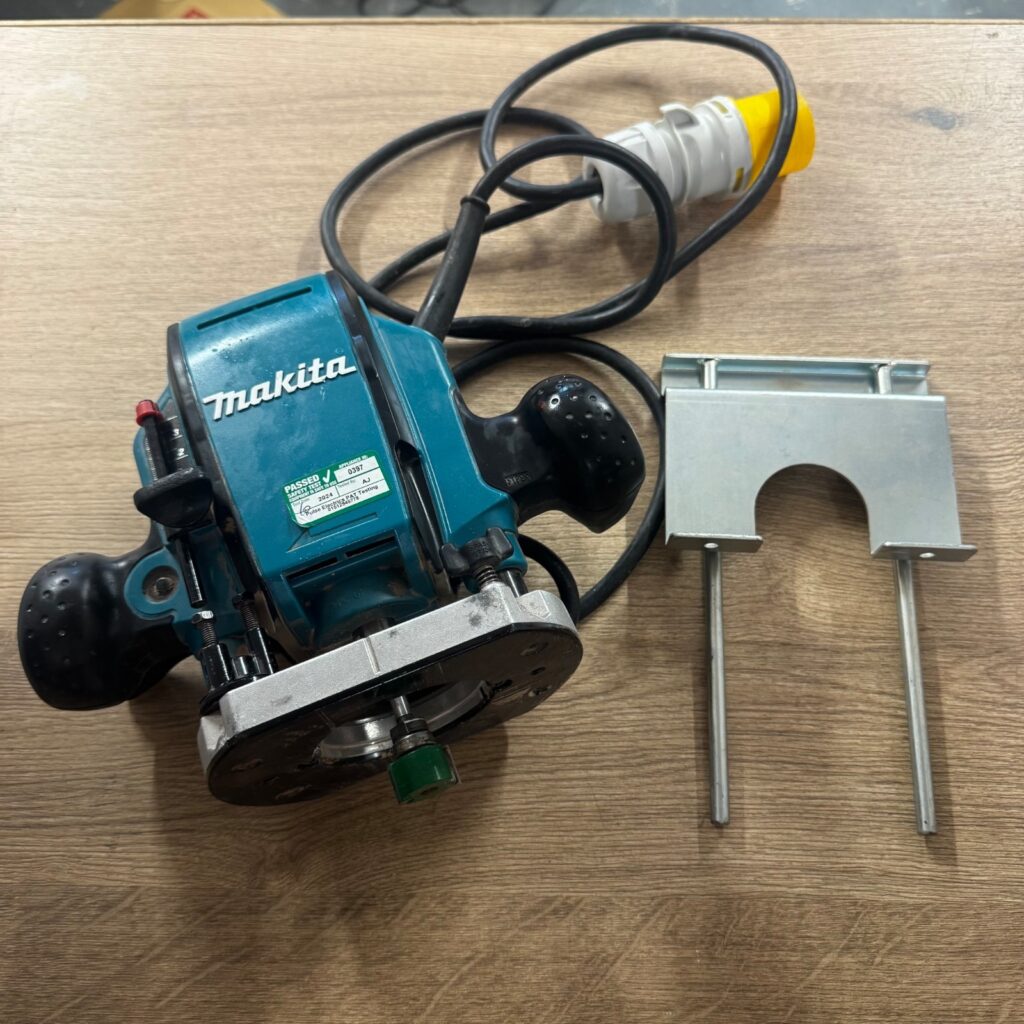 Makita RP0900 900W Plunge Router 1/4" & 3/8" Collet Used Very Good