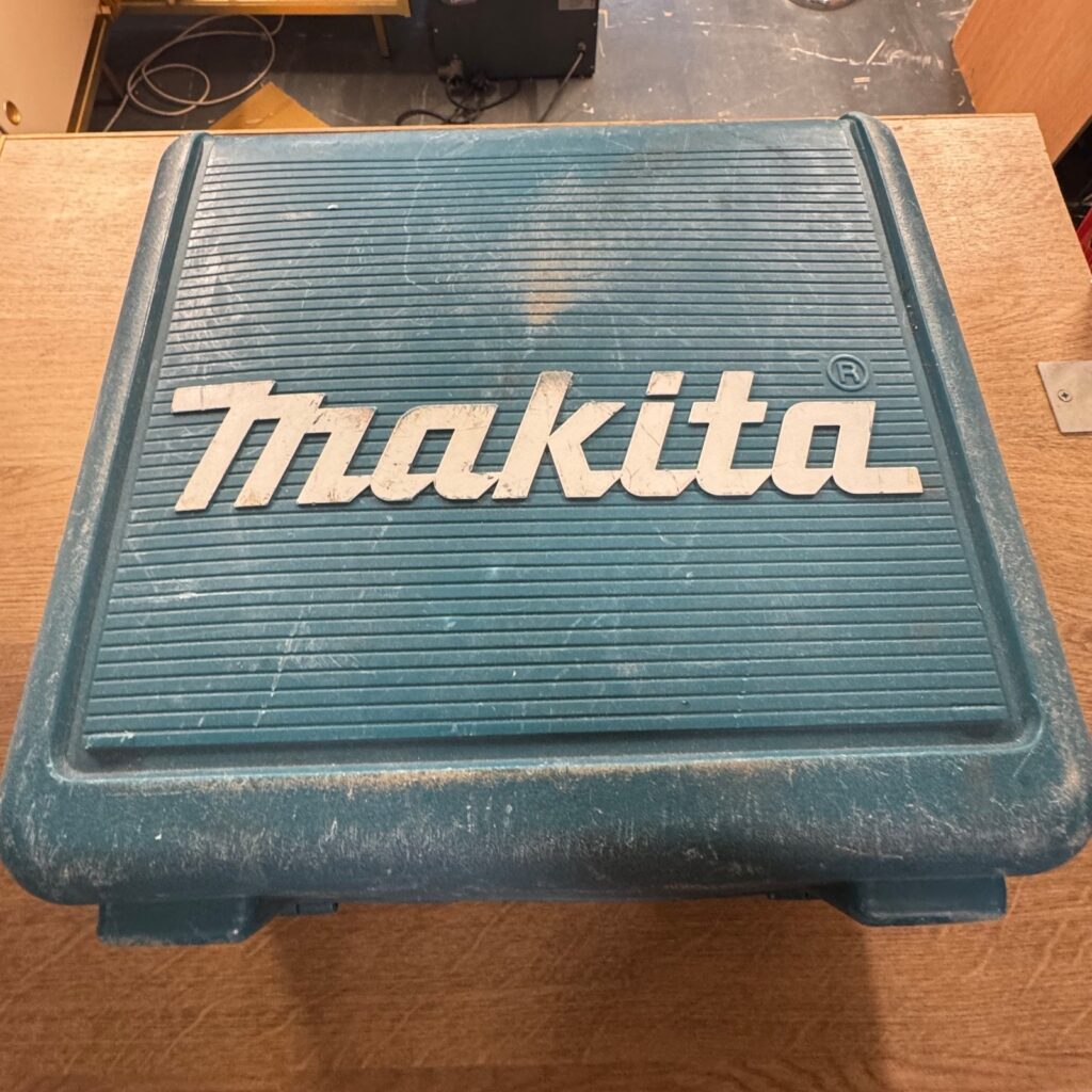 Makita RP0900 900W Plunge Router 1/4" & 3/8" Collet Used Very Good