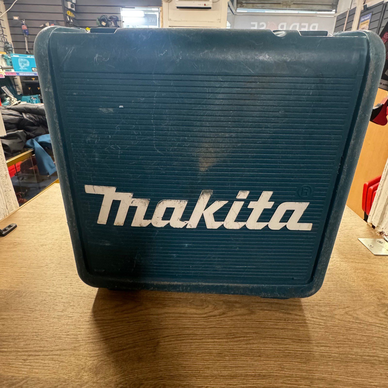 Makita RP0900 900W Plunge Router 1/4" & 3/8" Collet Used Very Good - Image 3
