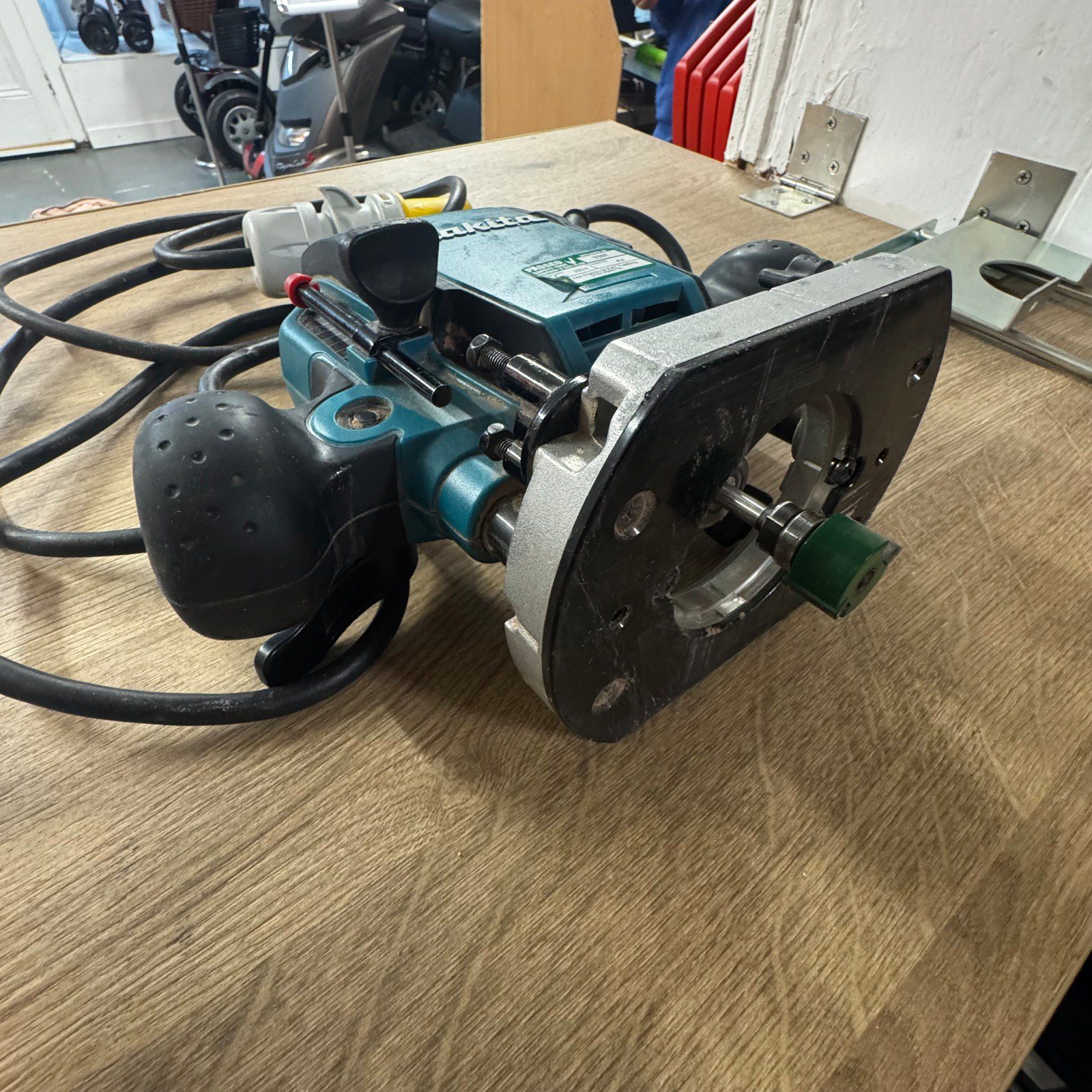 Makita RP0900 900W Plunge Router 1/4" & 3/8" Collet Used Very Good - Image 4