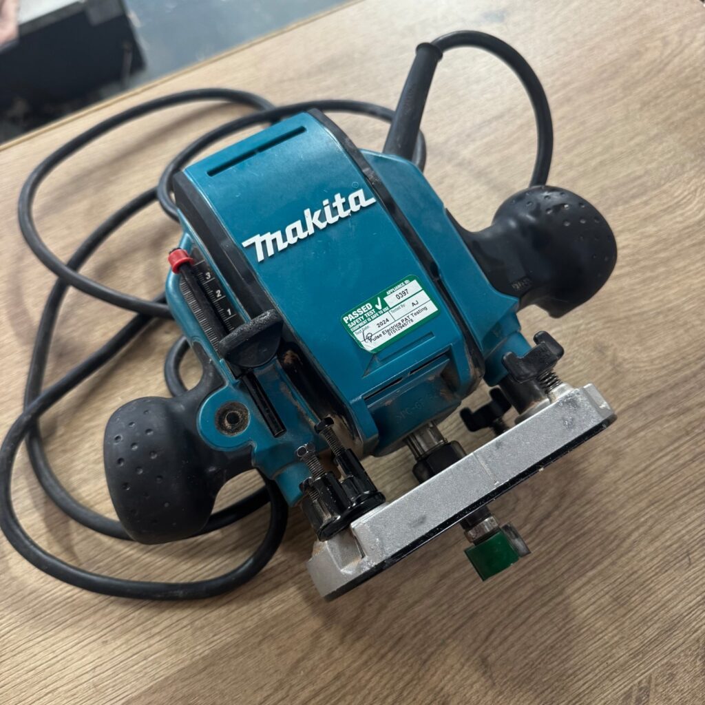 Makita RP0900 900W Plunge Router 1/4" & 3/8" Collet Used Very Good