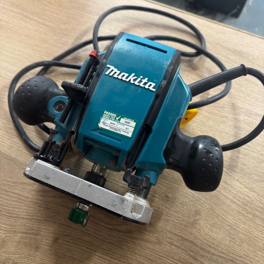 Makita RP0900 900W Plunge Router 1/4" & 3/8" Collet Used Very Good