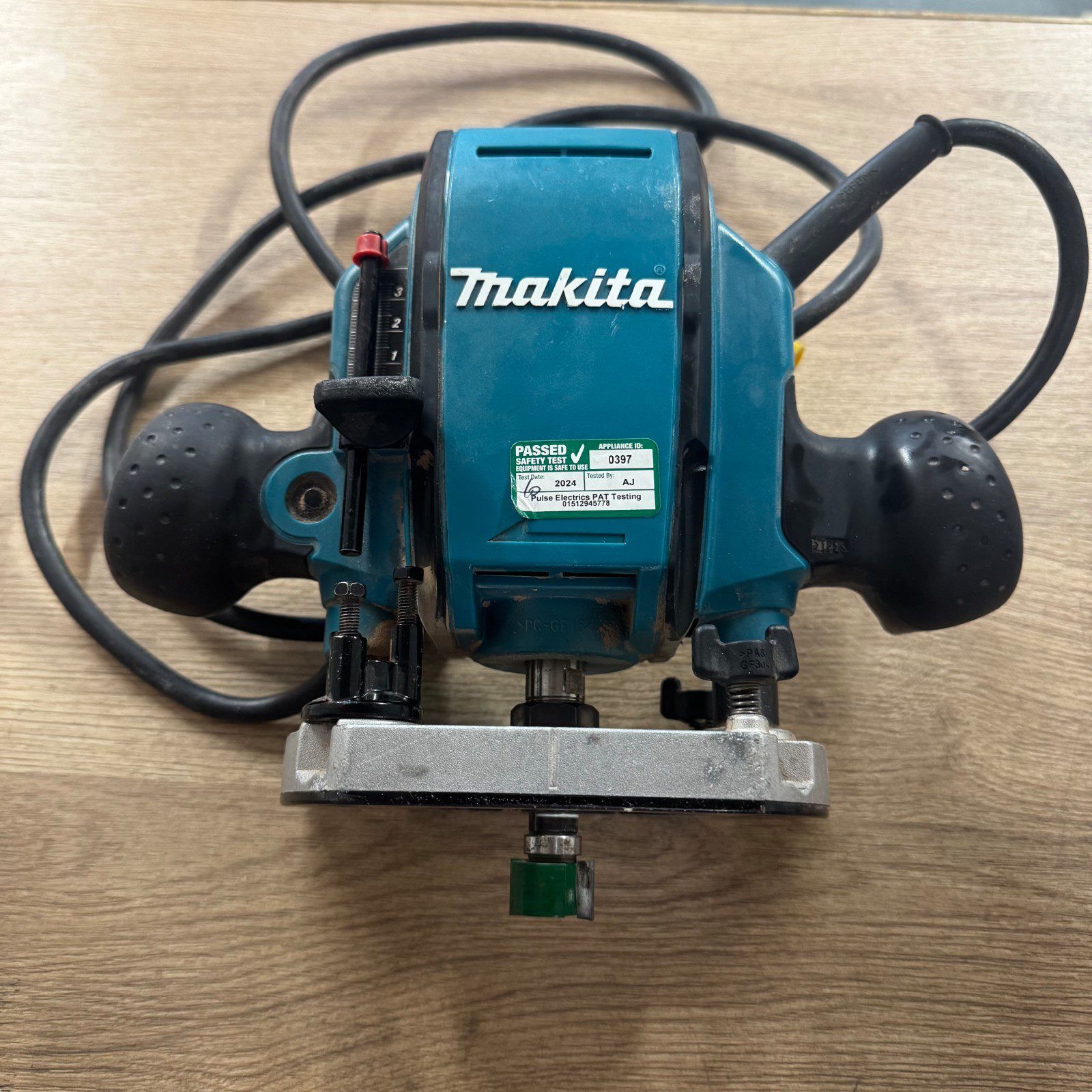Makita RP0900 900W Plunge Router 1/4" & 3/8" Collet Used Very Good - Image 7