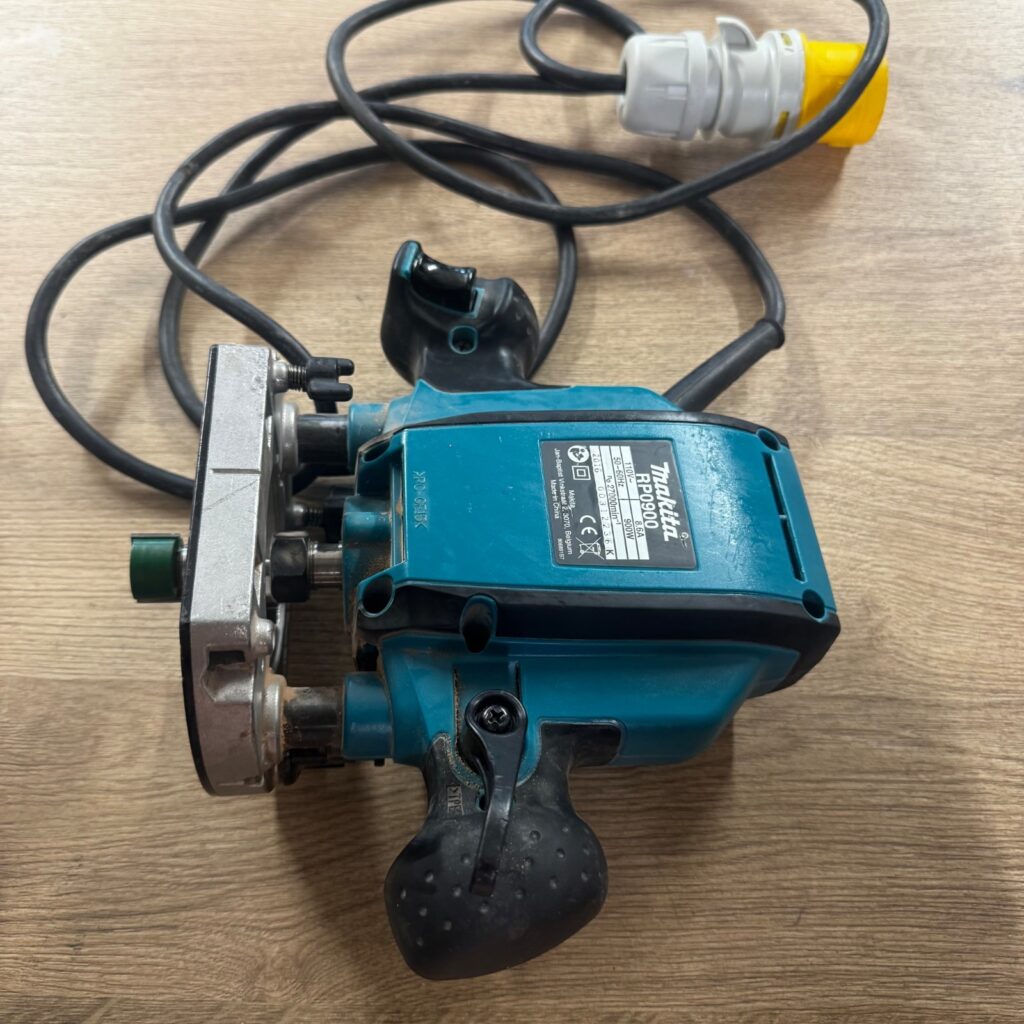 Makita RP0900 900W Plunge Router 1/4" & 3/8" Collet Used Very Good
