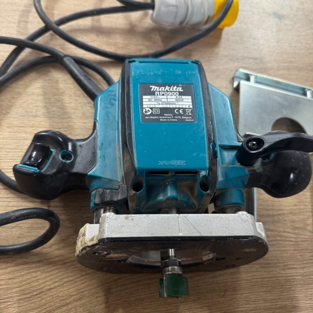 Makita RP0900 900W Plunge Router 1/4" & 3/8" Collet Used Very Good