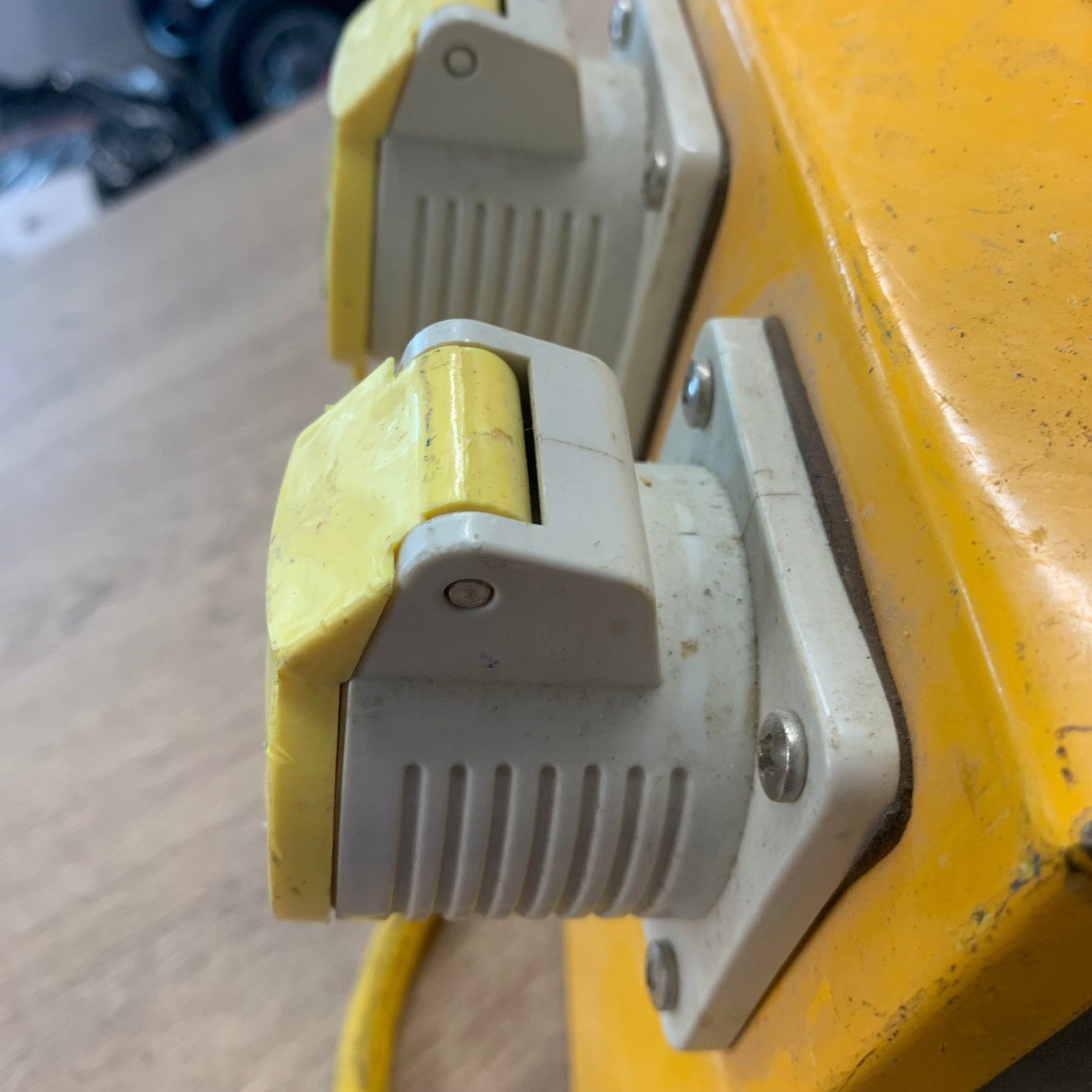 Defender E13104 110V 16A 4-Way Splitter Box Power Distribution Unit IP44 - Image 18