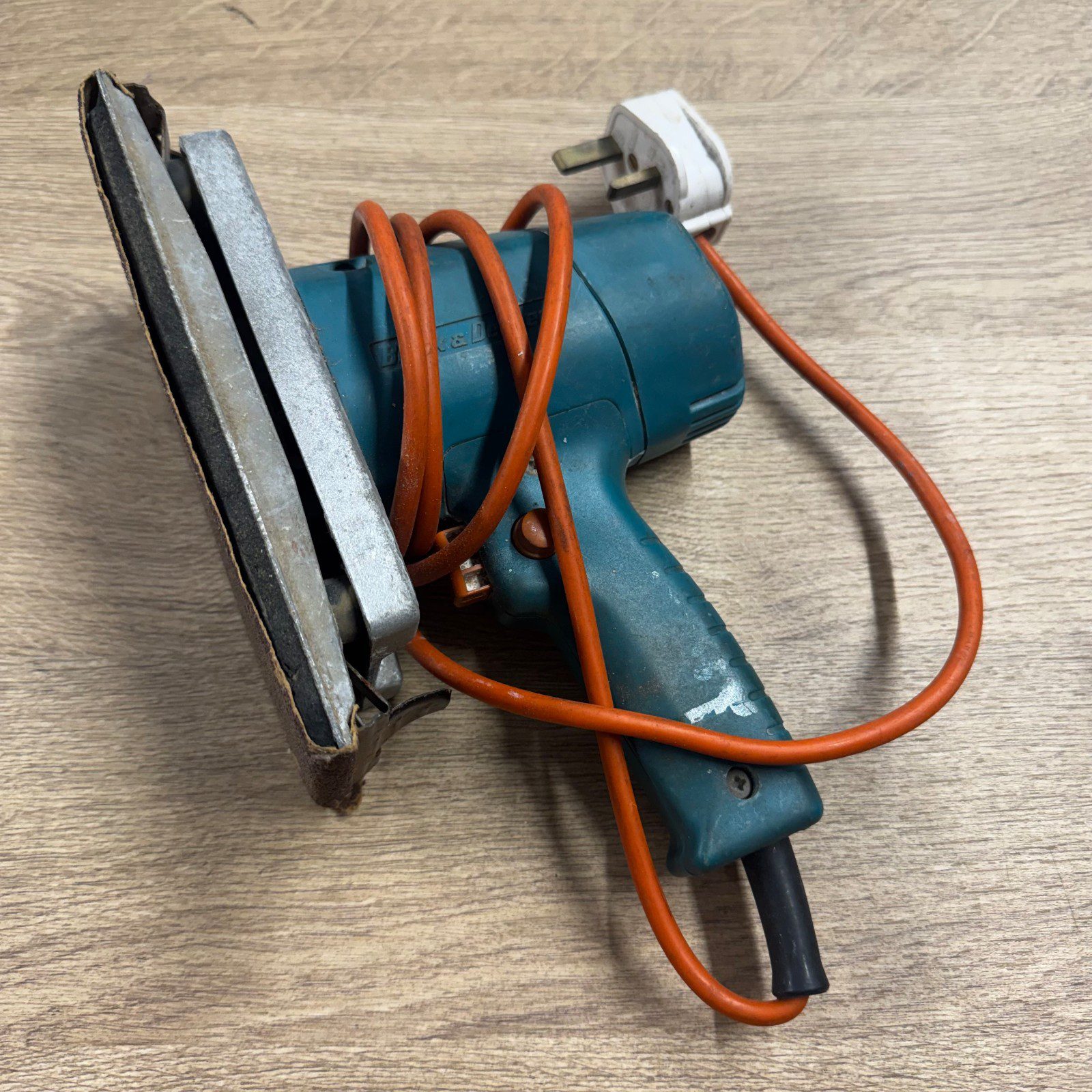 Black & Decker DN44/F2 220V 180W Corded Sheet Sander Finishing Sander - Image 4