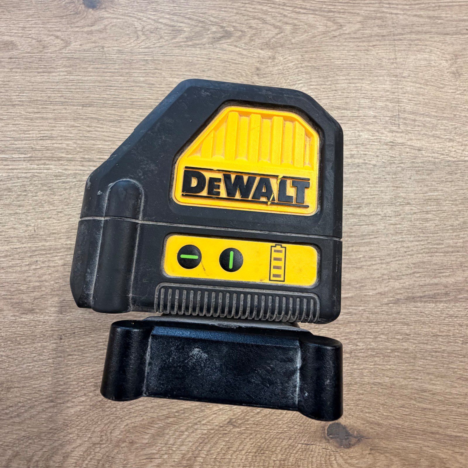 DeWalt DCE088G 12V XR Green Cross Line Laser Level with Mounting Bracket - Image 1