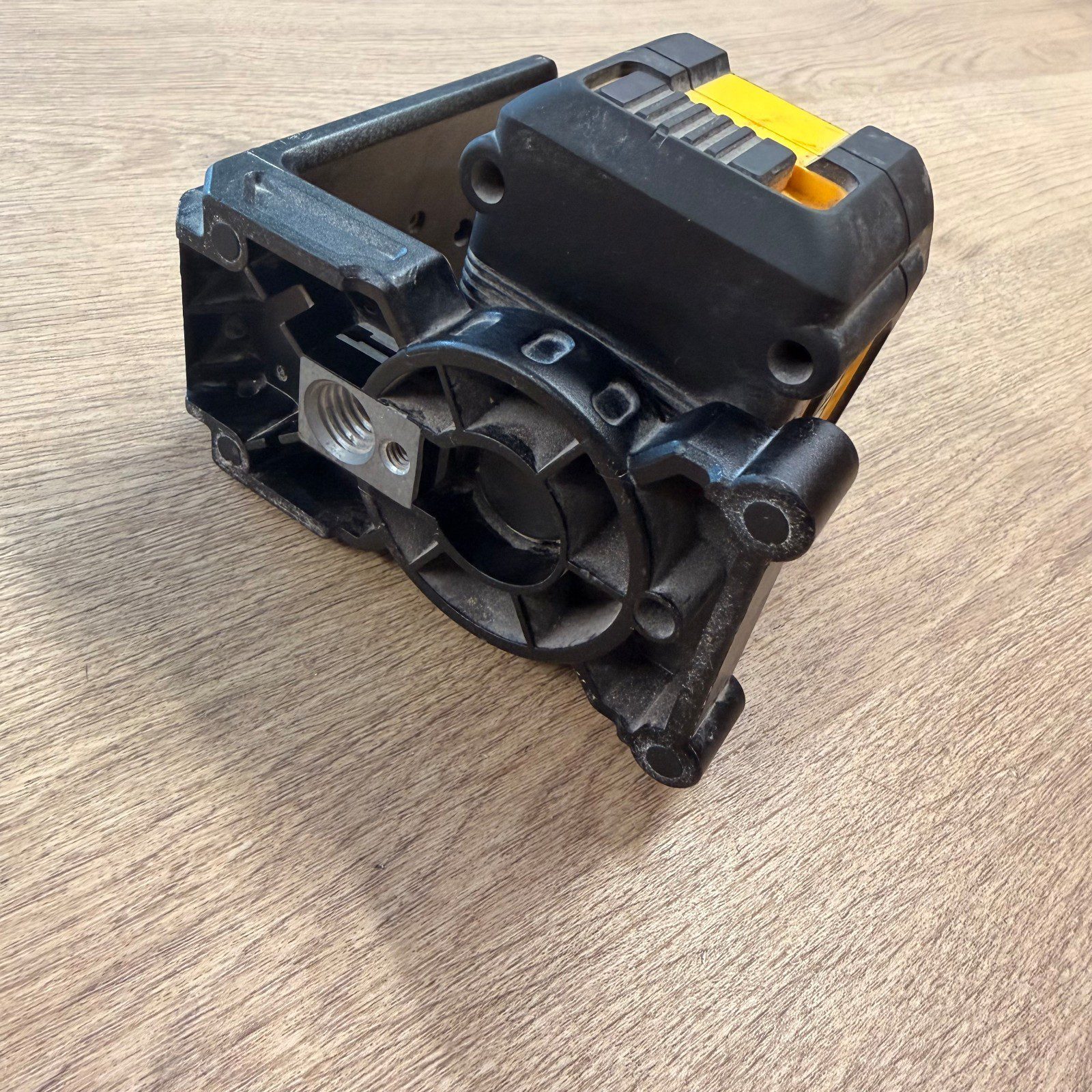 DeWalt DCE088G 12V XR Green Cross Line Laser Level with Mounting Bracket - Image 2