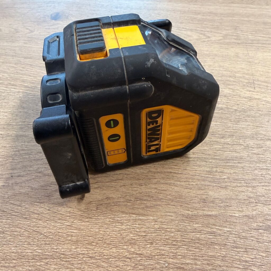 DeWalt DCE088G 12V XR Green Cross Line Laser Level with Mounting Bracket
