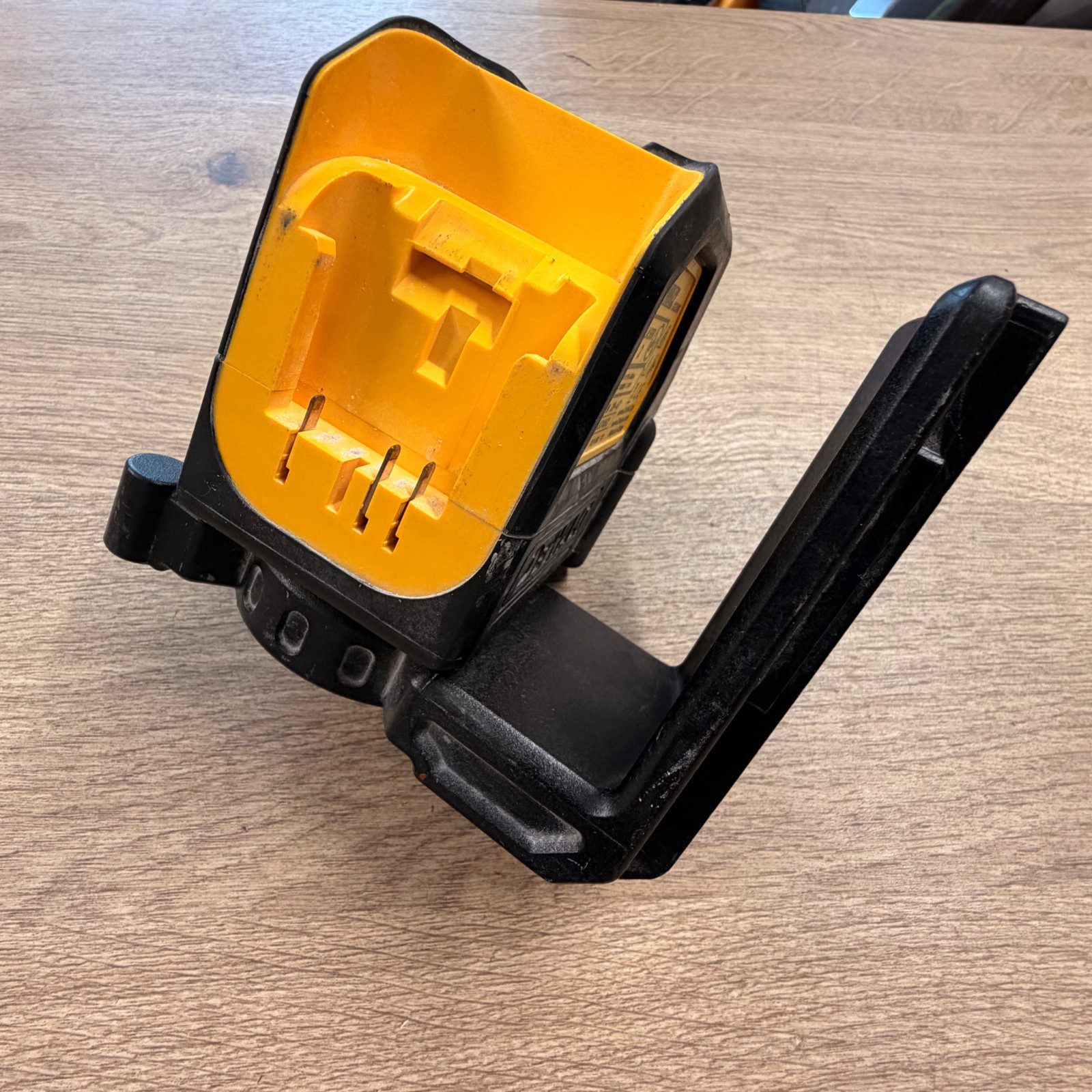 DeWalt DCE088G 12V XR Green Cross Line Laser Level with Mounting Bracket - Image 5