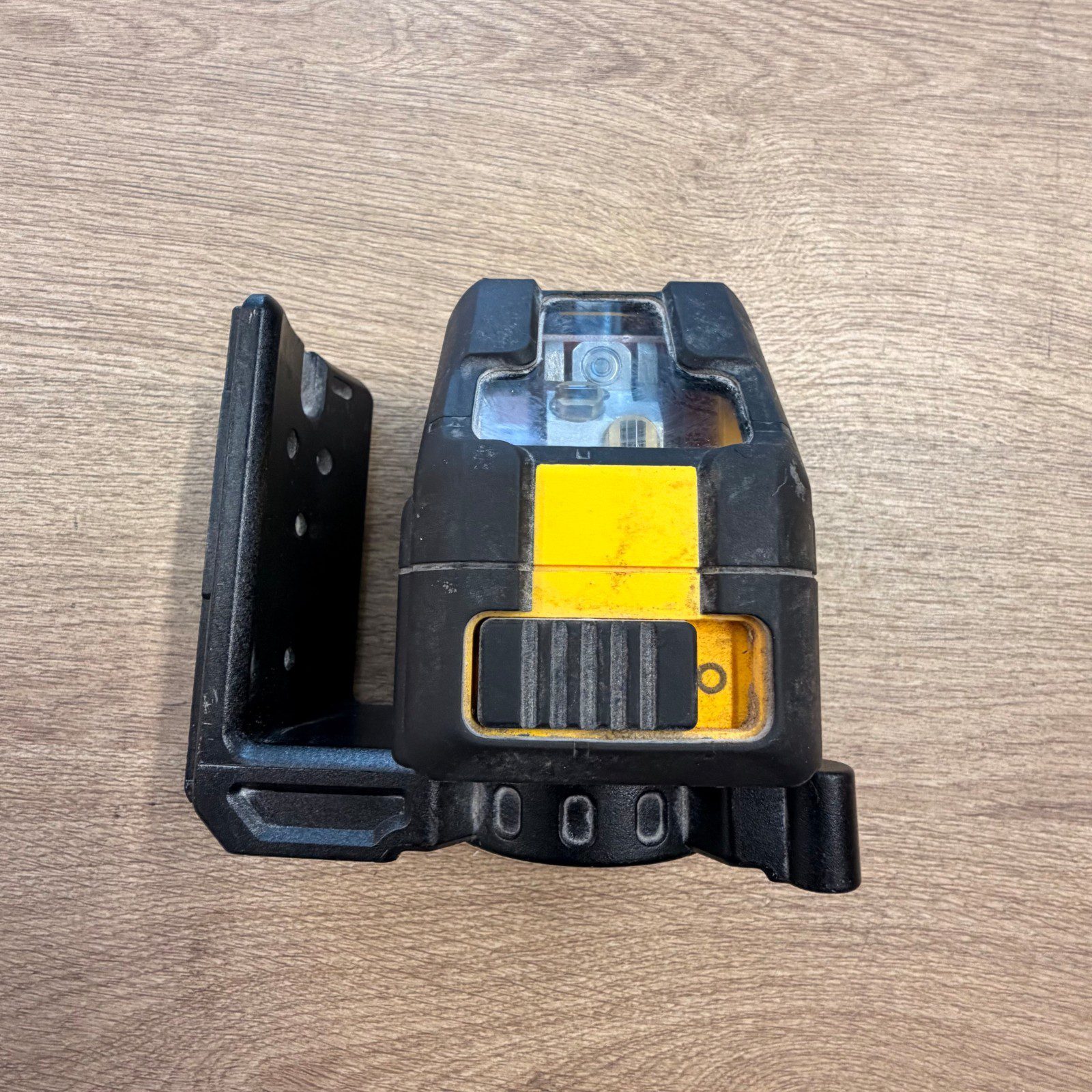 DeWalt DCE088G 12V XR Green Cross Line Laser Level with Mounting Bracket - Image 7