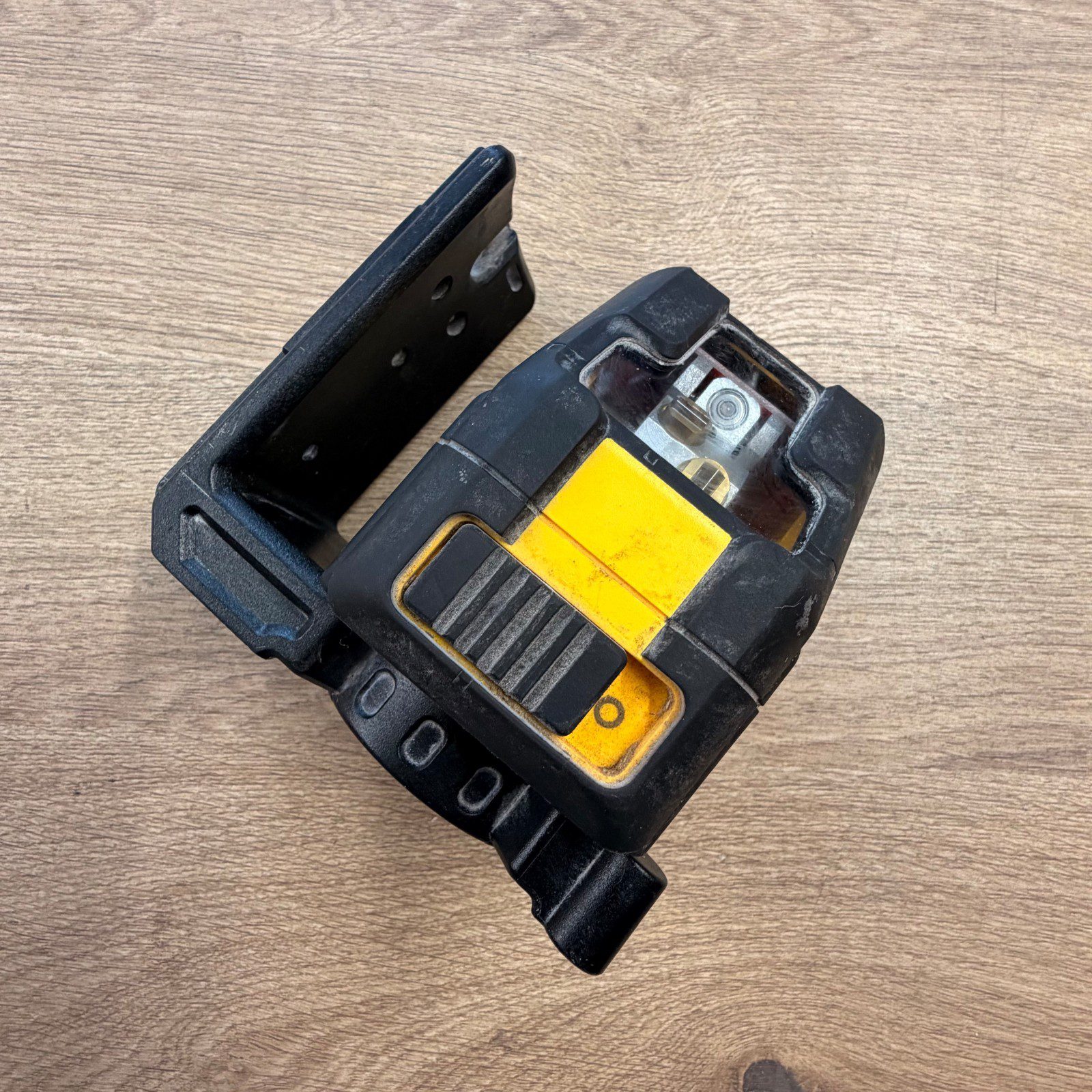 DeWalt DCE088G 12V XR Green Cross Line Laser Level with Mounting Bracket - Image 8