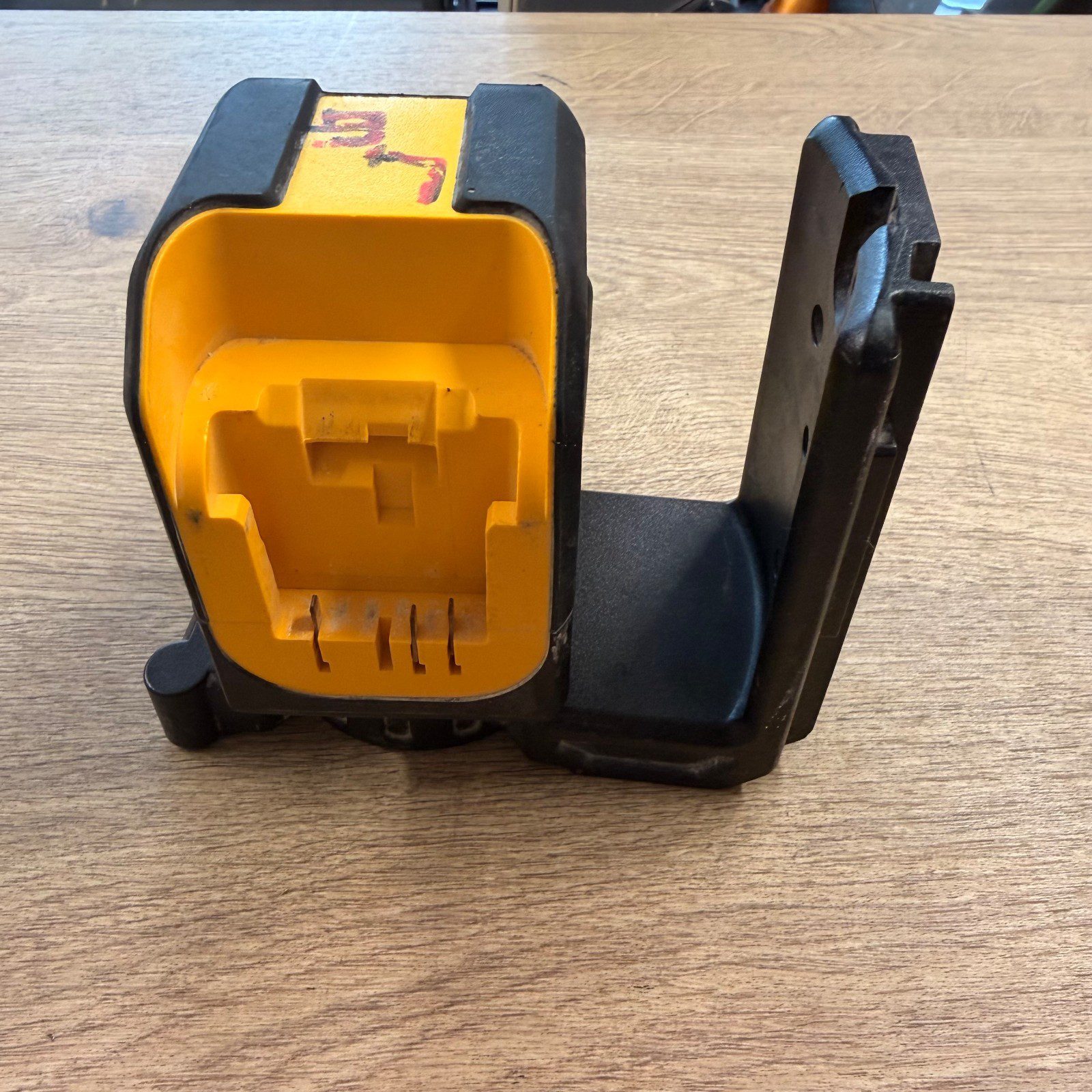 DeWalt DCE088G 12V XR Green Cross Line Laser Level with Mounting Bracket - Image 9