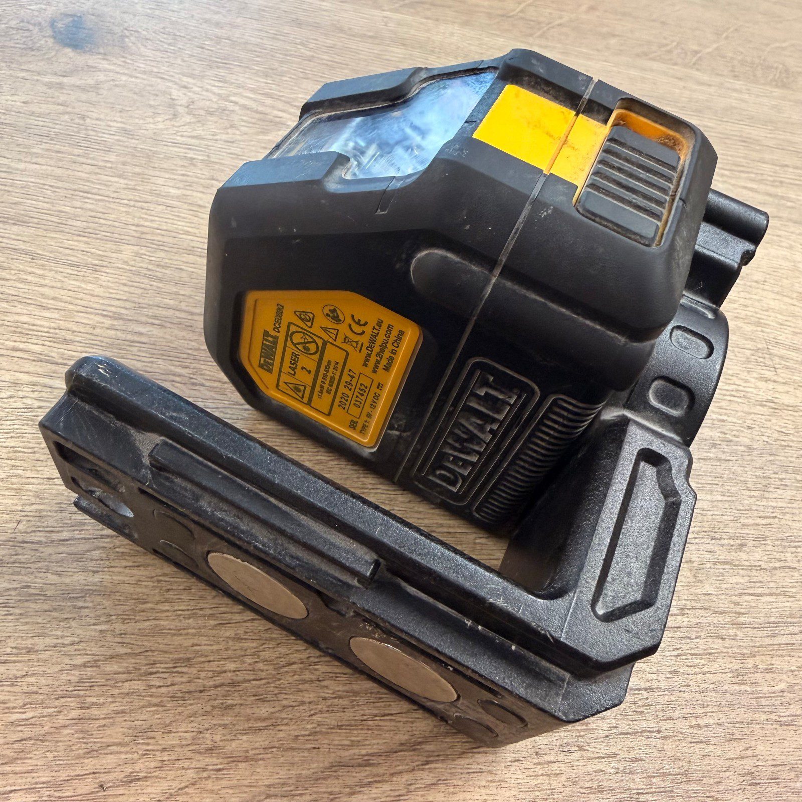 DeWalt DCE088G 12V XR Green Cross Line Laser Level with Mounting Bracket - Image 12