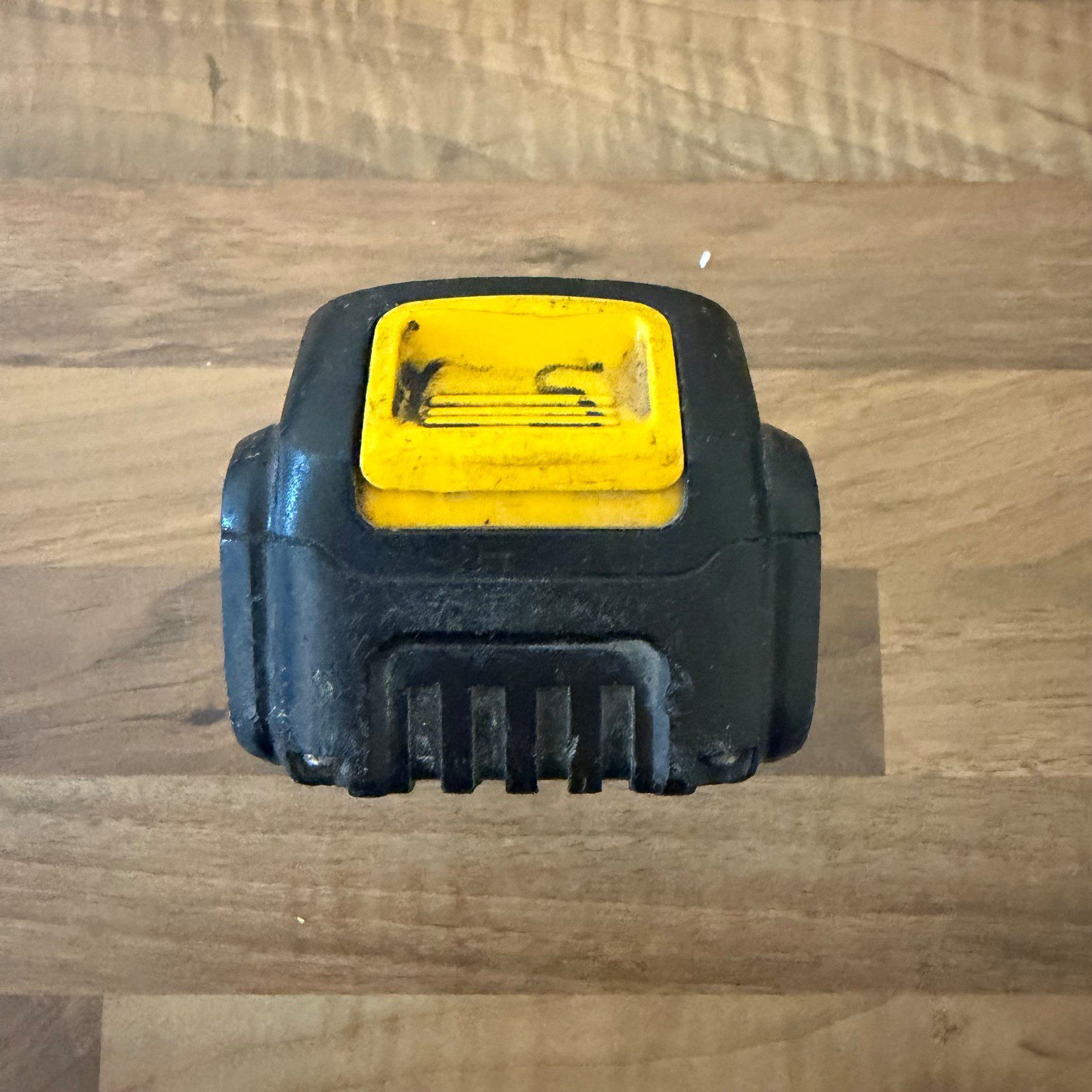 DeWalt DCB182 18V XR 4.0Ah Li-Ion Cordless Battery Pack Used - Image 3