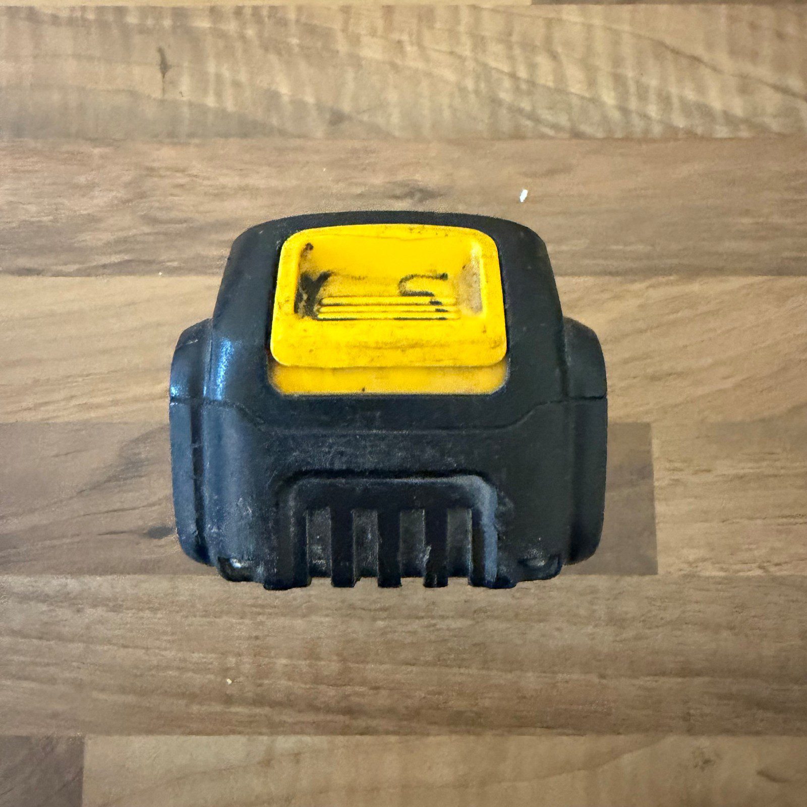 DeWalt DCB182 18V XR 4.0Ah Li-Ion Cordless Battery Pack Used - Image 4